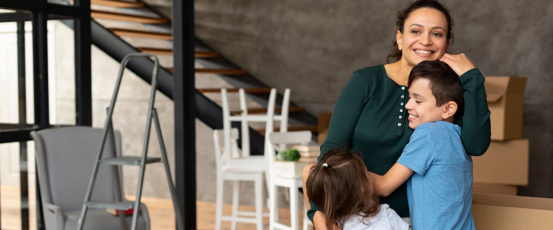 Família feliz no novo apartamento, com decoração moderna e ambiente aconchegante, simbolizando sucesso e união familiar.