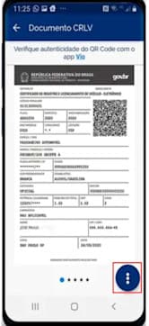 Imagem de um documento de registro de veículo eletrônico na tela de um smartphone mostrando detalhes do carro e QR code para autenticação digital. Certificado de registro do Brasil válido para verificar a autenticidade de documentos veiculares.