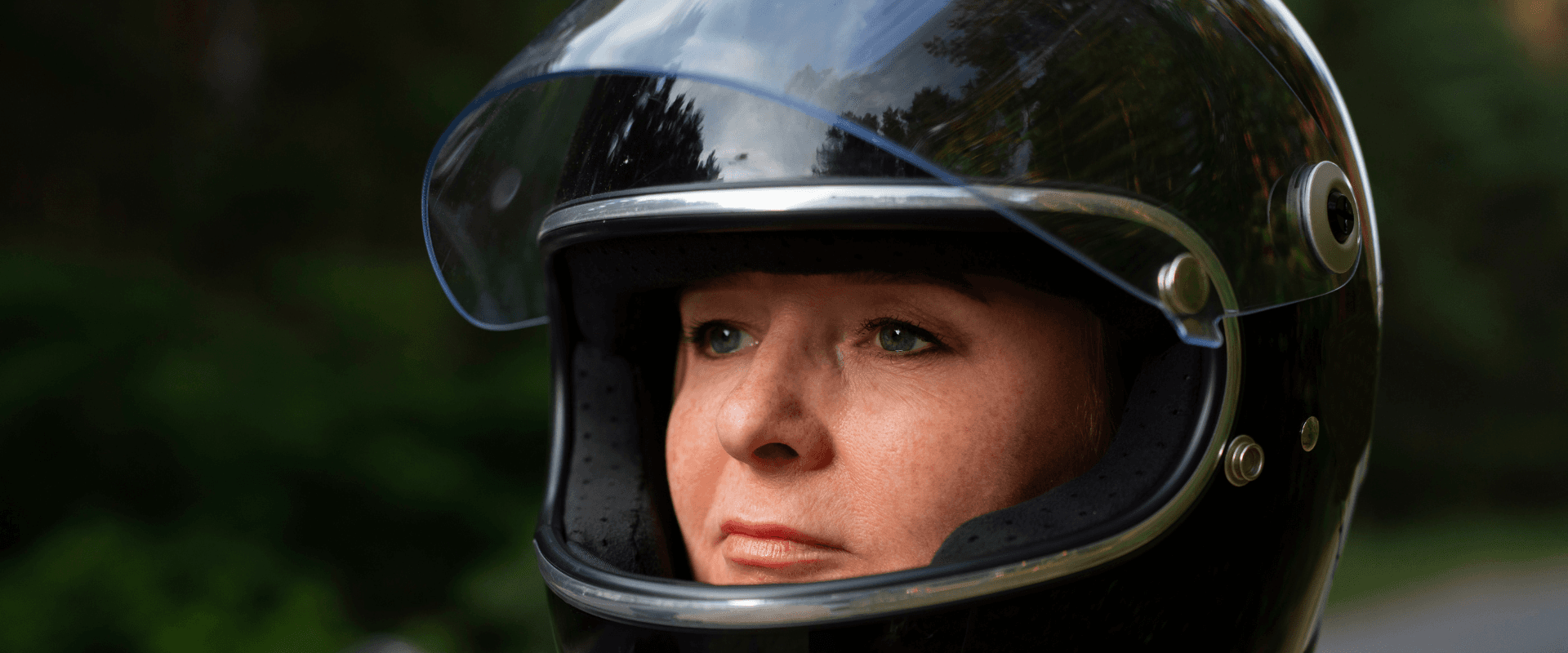 Mulher usando um capacete. Exemplo de como saber o tamanho do capacete para mulheres.