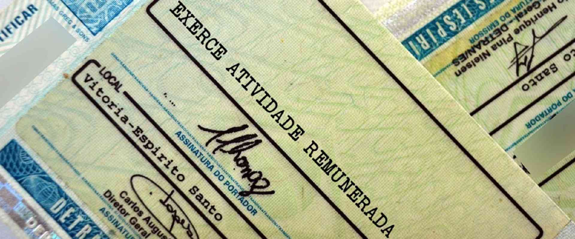 Comprovante de exercício de atividade remunerada, documento oficial em papel, com assinatura e detalhes de identificação do trabalhador.