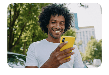 homen segurando celular