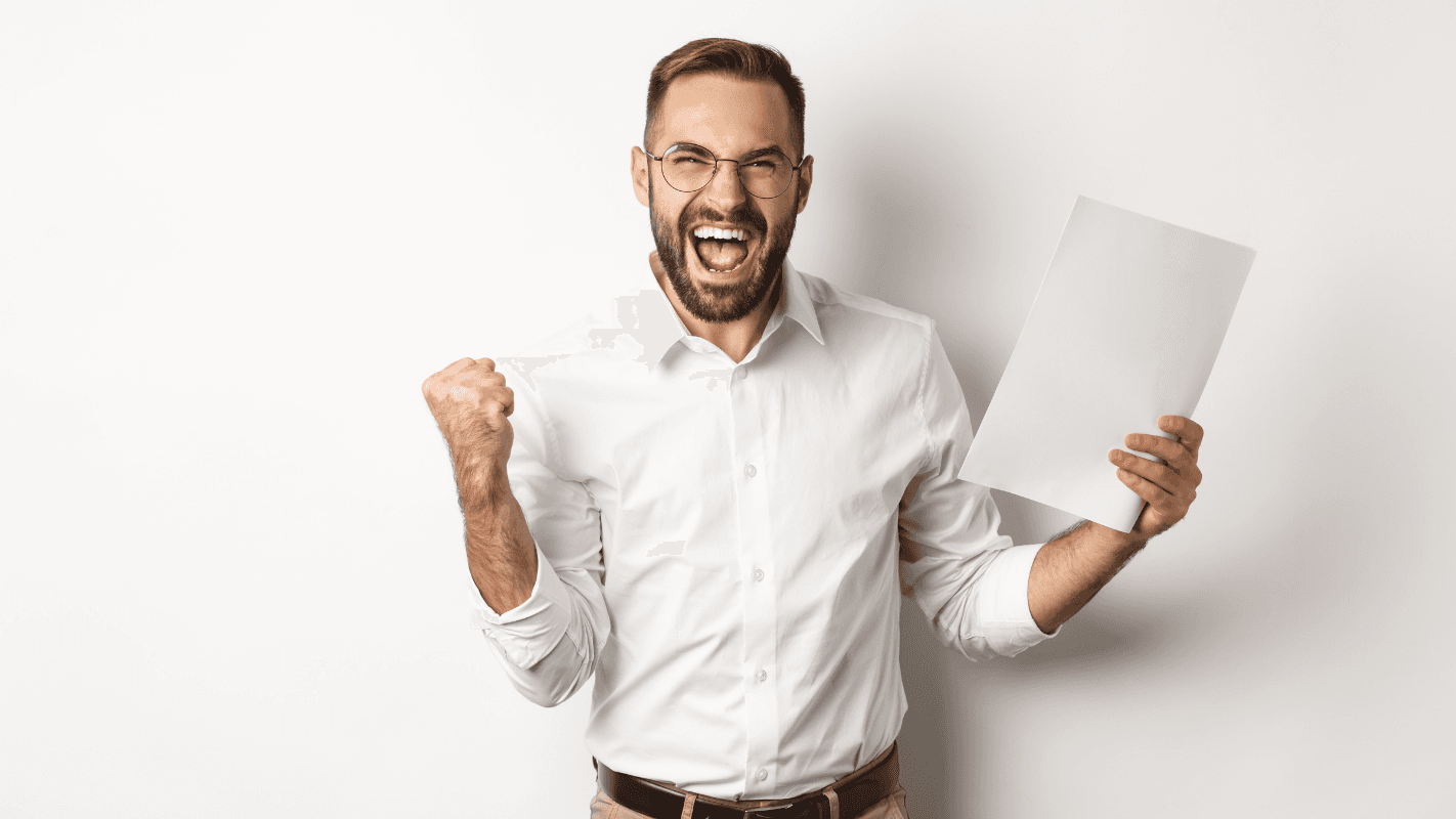 Homem feliz celebrando vitória com expressão de alegria, usando camisa branca e segurando documentos, representando sucesso e conquista.
