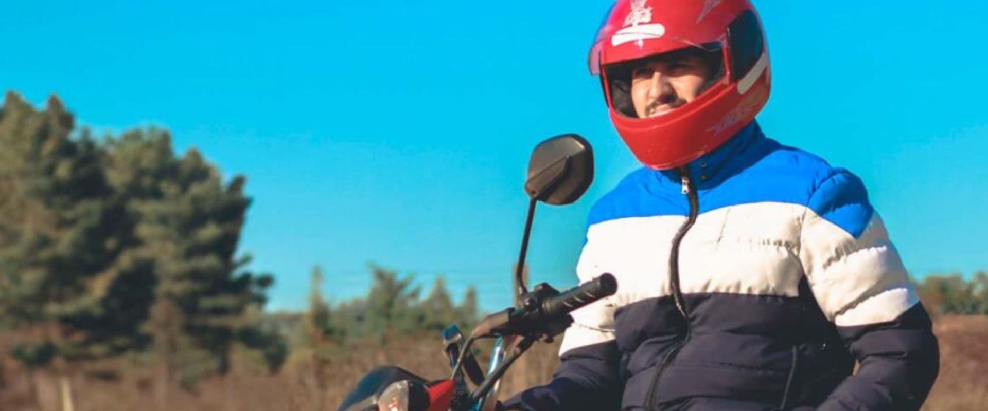 pessoa-motociclista-capacete-vermelho-ao-ar-livre