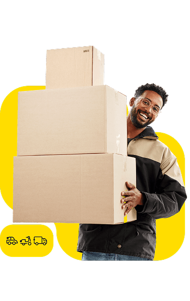 Entregador segurando pacote