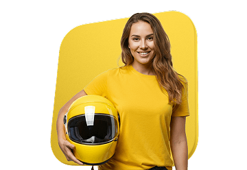 mulher segurando capacete