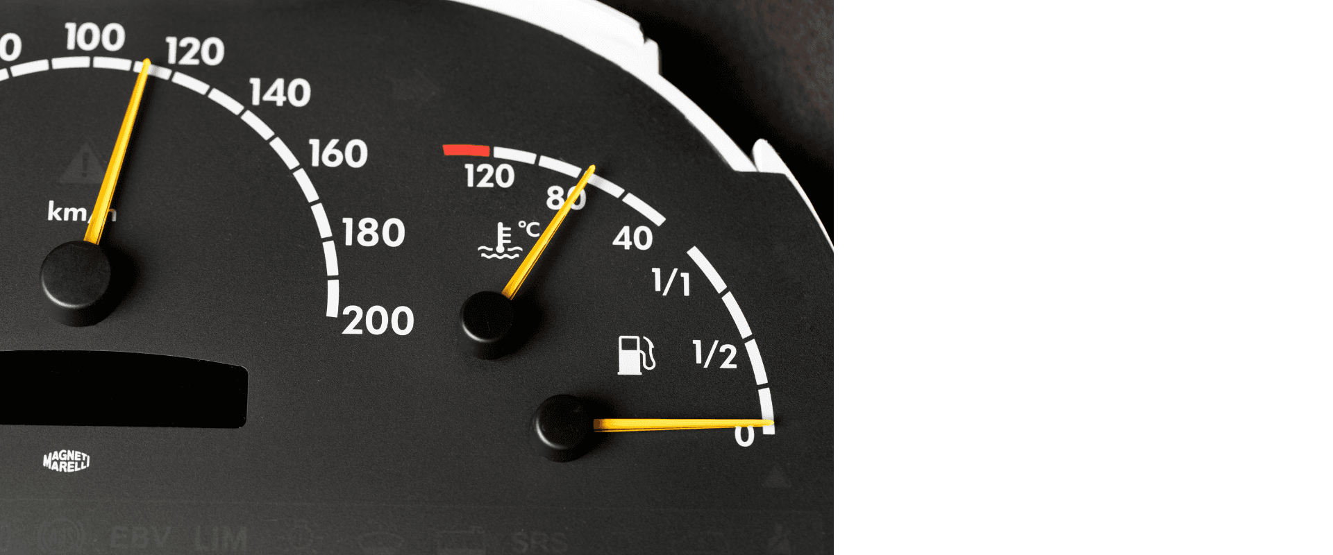 Imagem de painel de carro mostrando velocidade, temperatura do motor e nível de combustível, ideal para monitoramento de veículos em viagem.
