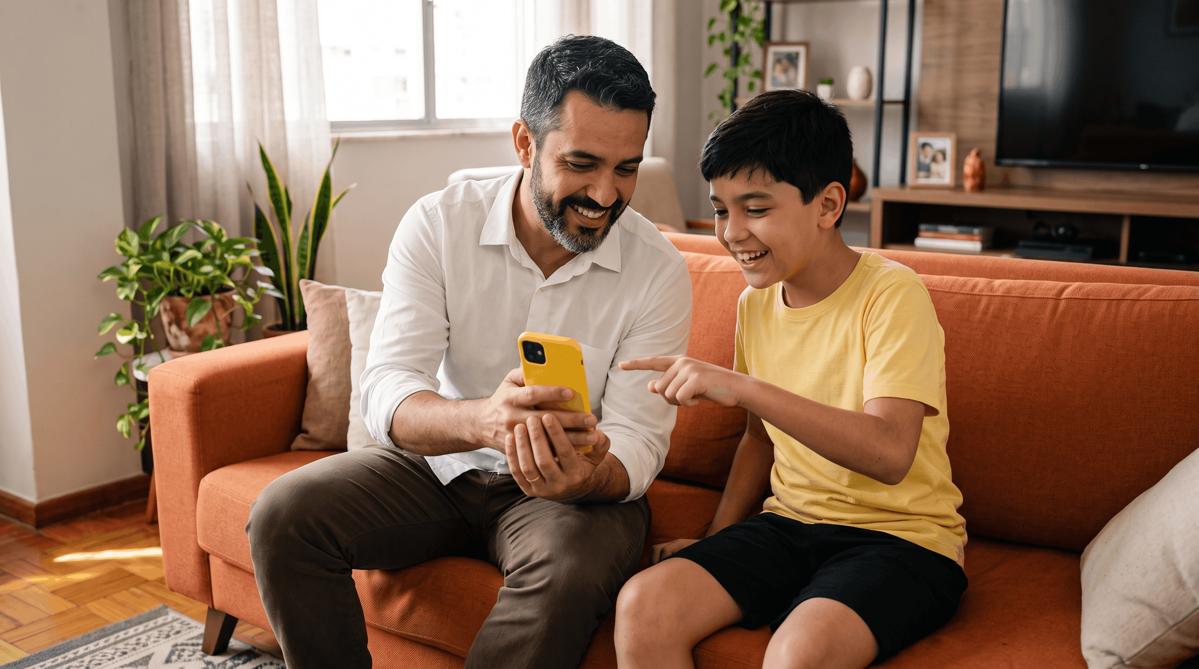 Homem e seu filho olhando um smartphone