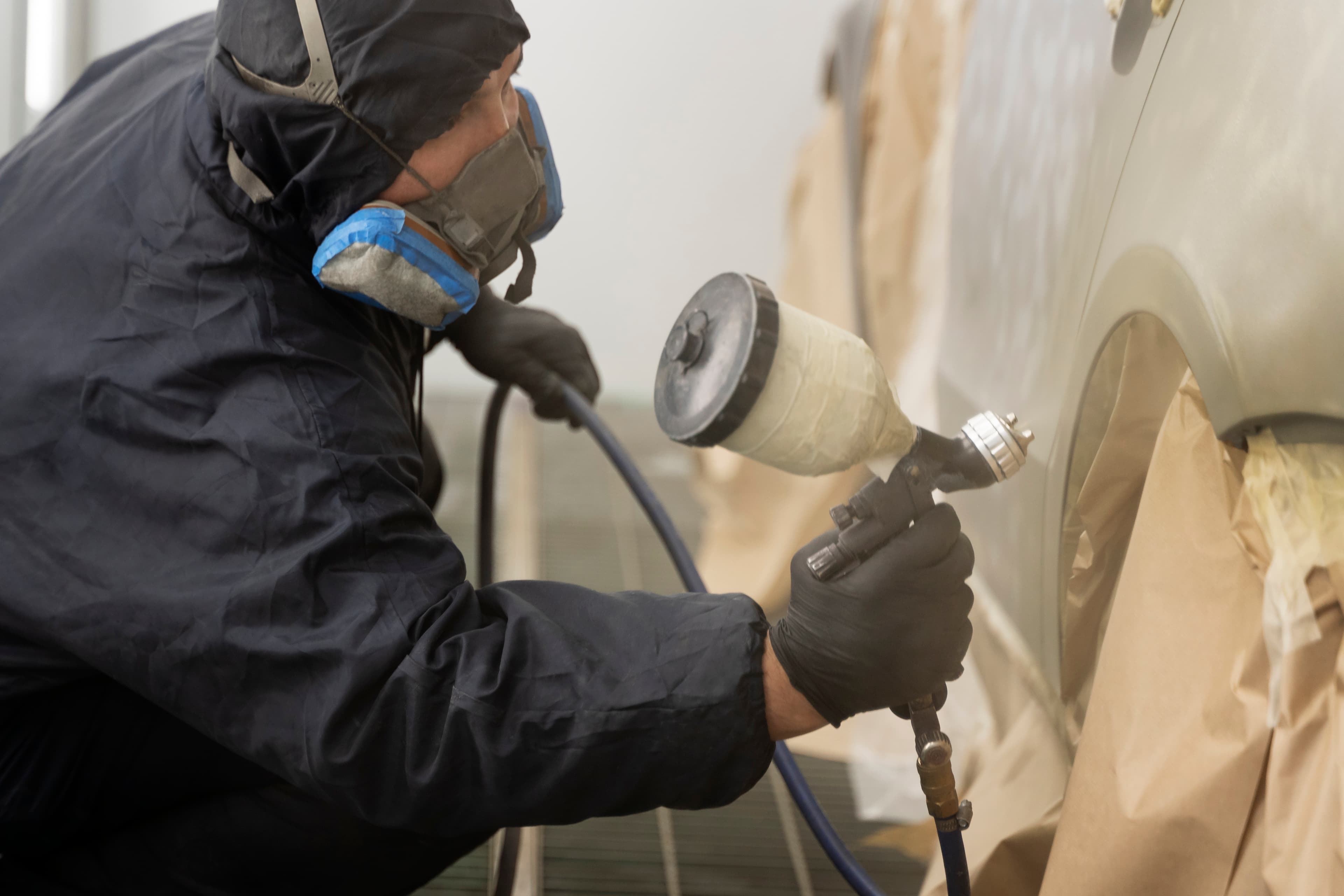 Aplicação de verniz veicular em carro após a pintura.