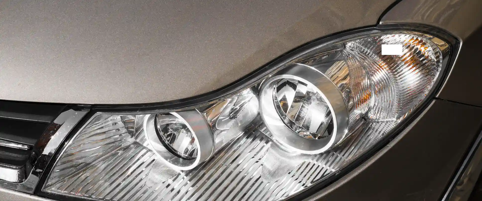 Foto de um farol de carro moderno com detalhes de iluminação e design avançado, ideal para quem busca informações sobre faróis automotivos.