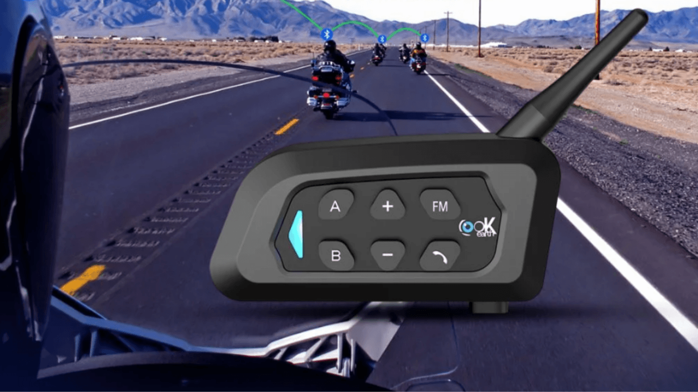 Dispositivo de navegação GPS e conectividade enviado para motoristas em uma estrada deserta, com motocicletas ao fundo em uma viagem pelas montanhas.