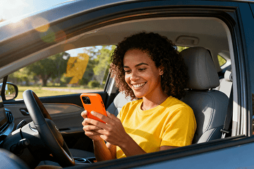 Mulher no carro usando aplicativo de mobilidade — conforto e praticidade