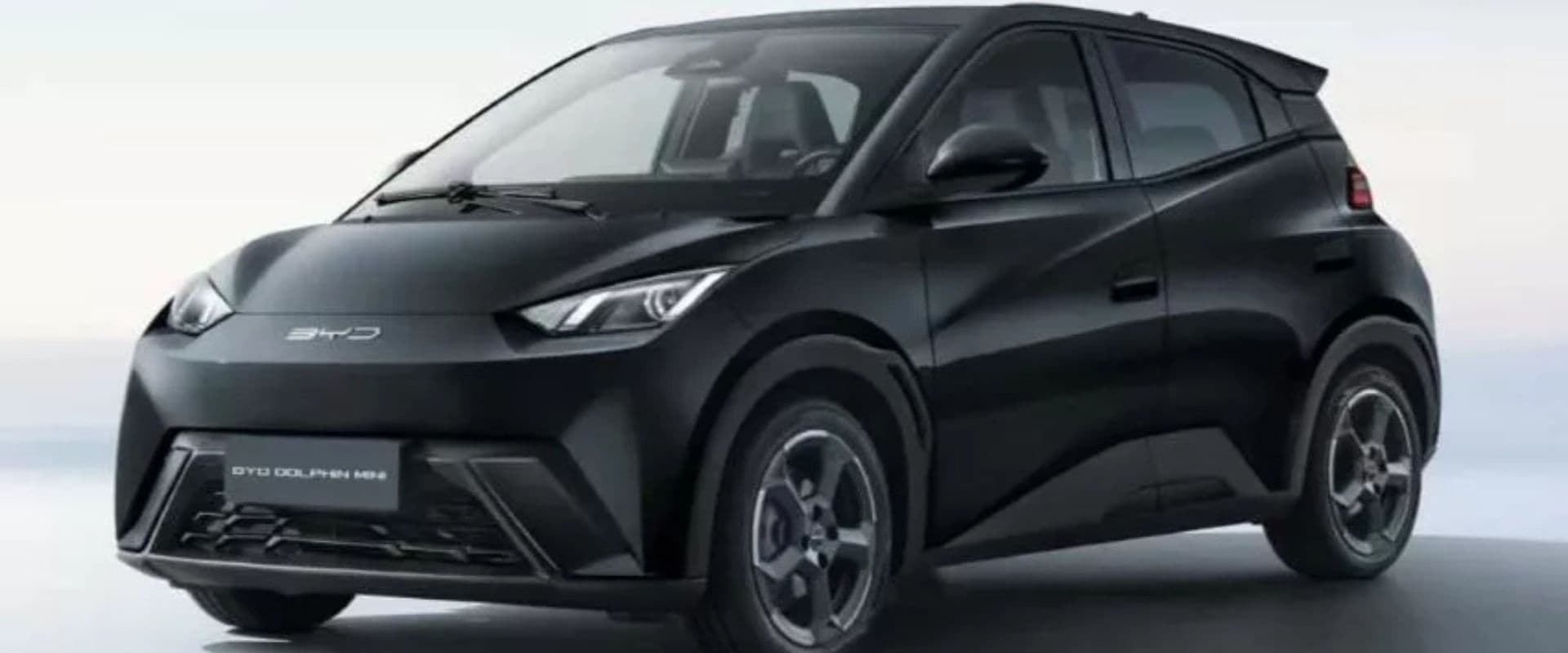 Imagem de um carro preto moderno e elegante, destaque para o design aerodinâmico e linhas suaves.