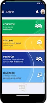 Tela de aplicativo de veículos mostrando detalhes de licença do carro com destaque para o último licenciamento de 2025.