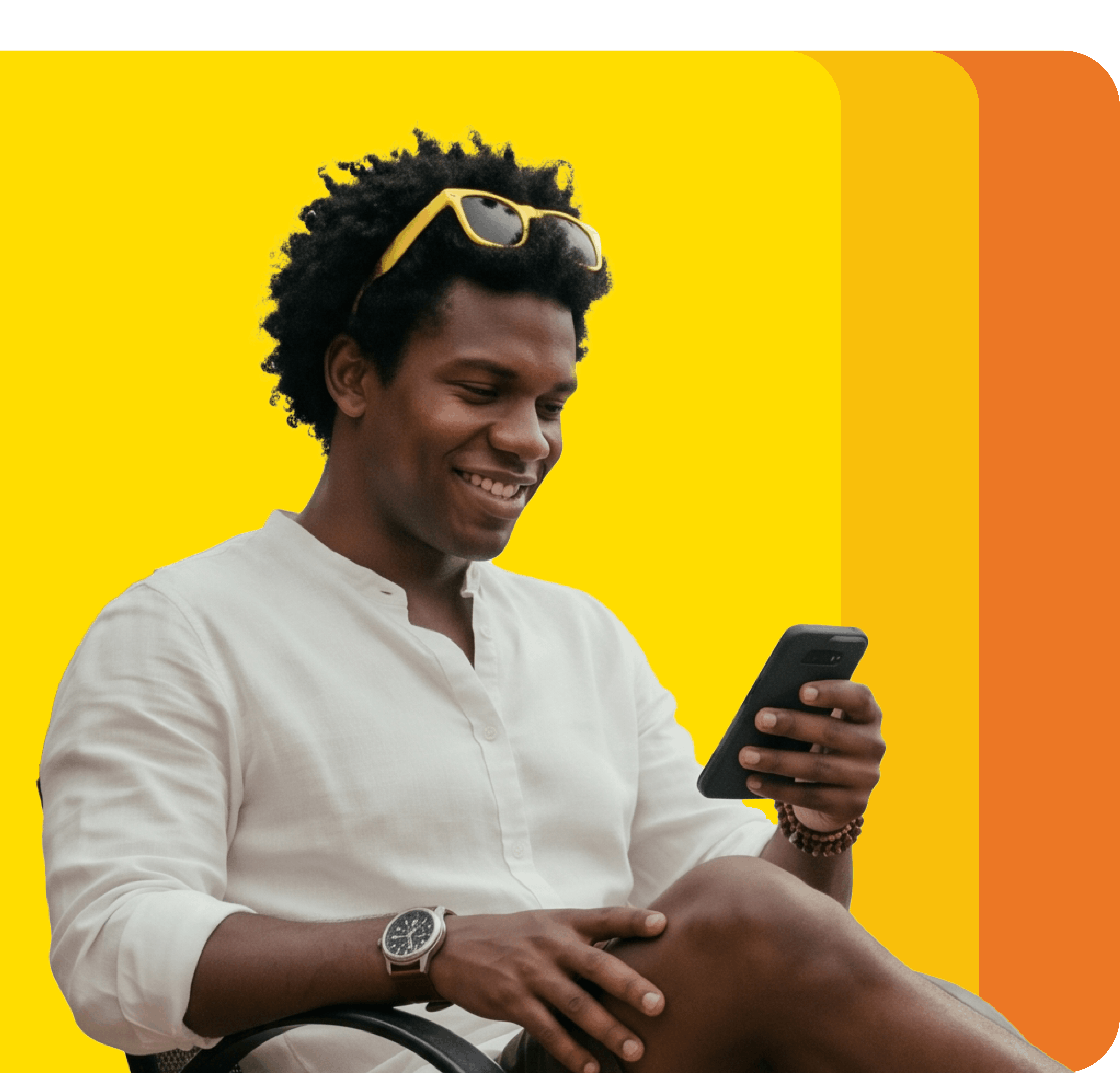 homem de pernas cruzadas olhando smartphone