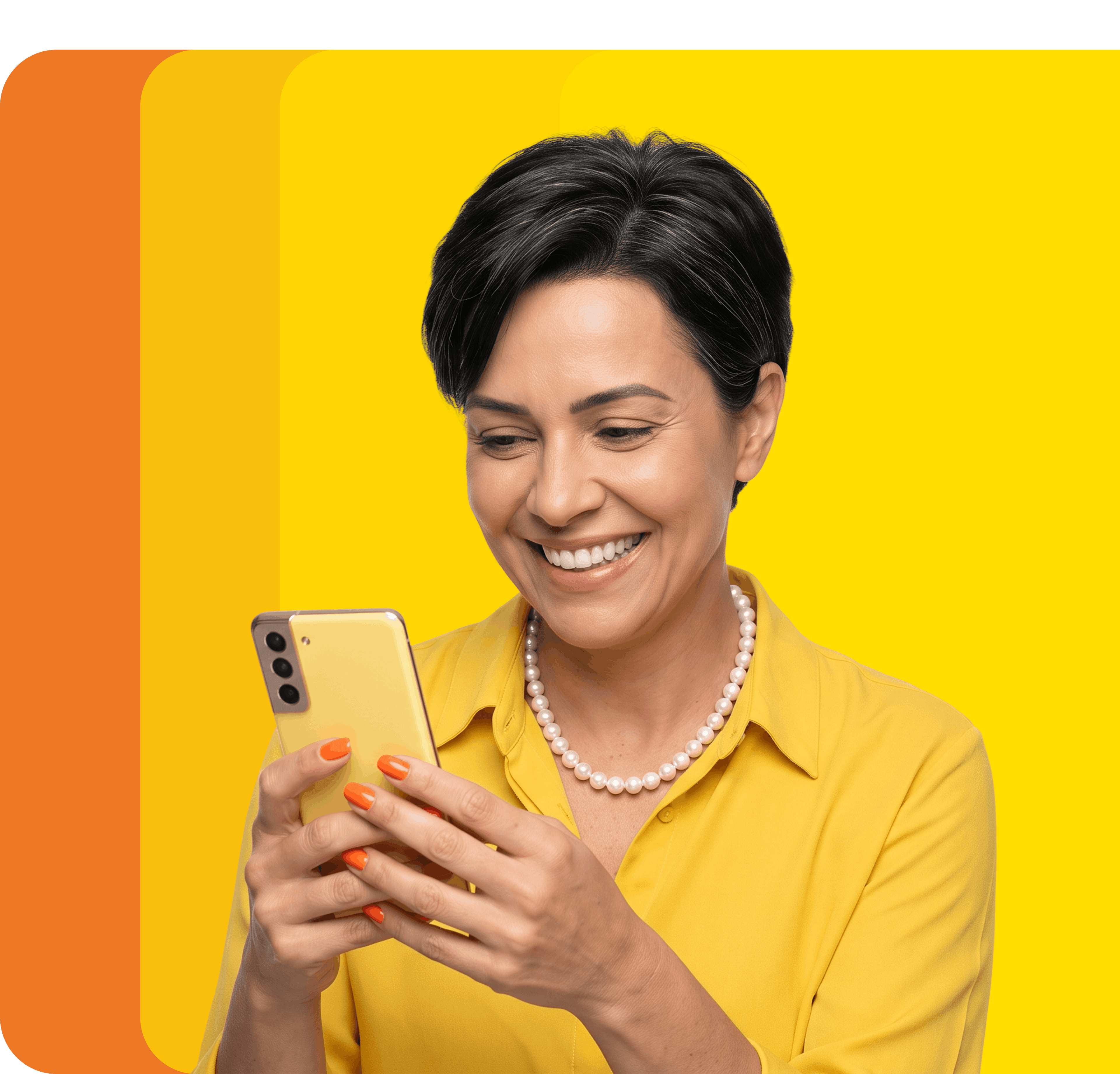 Mulher sorrindo olhando seu smartphone