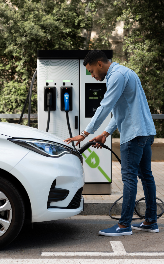 Pessoa colocando o carro eletrico para carregar