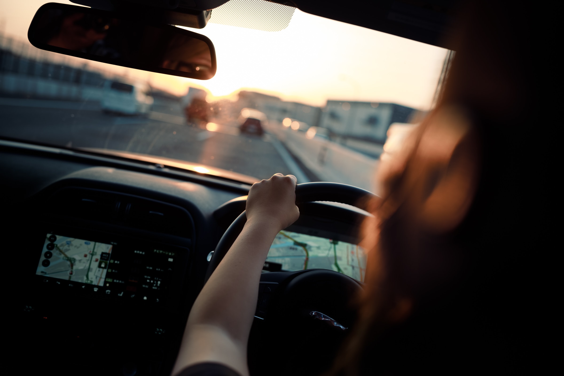 A direção segura começa antes da viagem, mas continua ao longo do trajeto. Por isso, é importante que o condutor se mantenha atento e sempre de olho na estrada.