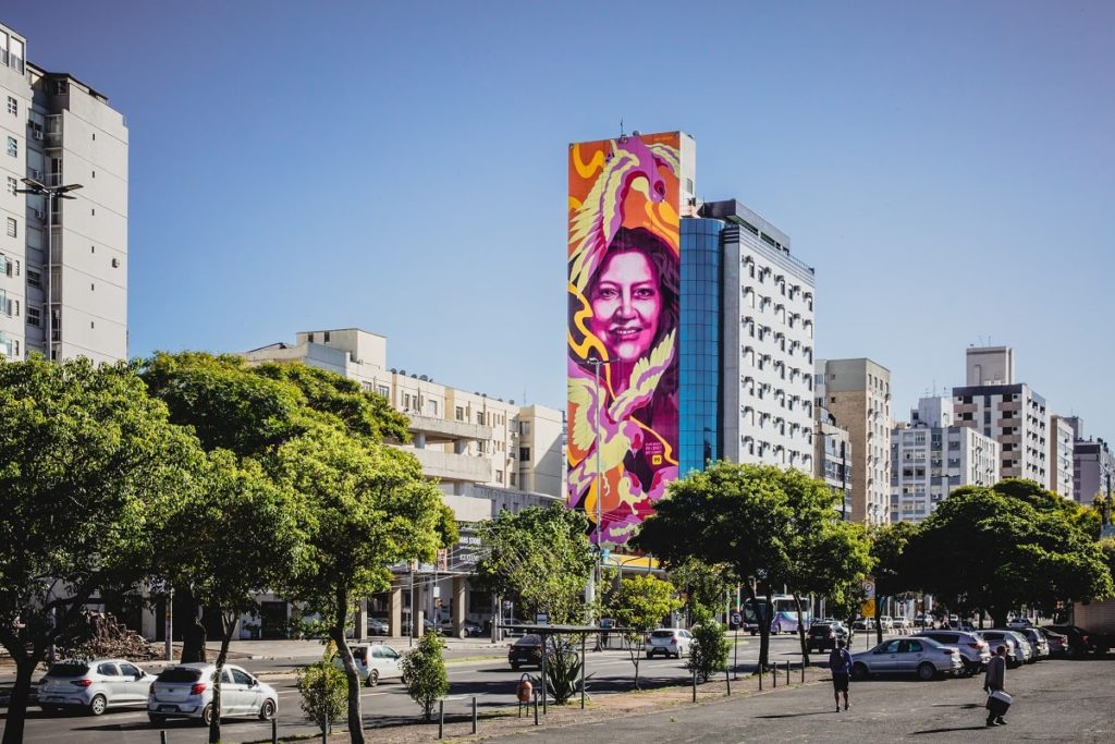 Em Porto Alegre, a motorista parceira Denise é homenageada através do painel criado pela artista visual Pati Rigon-Movimento da 99 torna ruas mais femininas com as mulheres motoristas