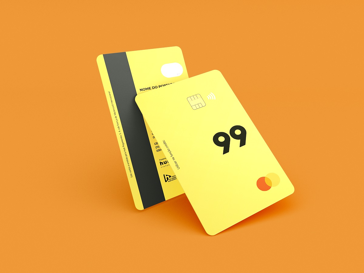 Imagem com fundo laranja tem cartão 99 em destaque no centro; mostra a frente e o verso do cartão; na frente, ele é minimalista: predominantemente amarelo apenas com o escrito "99"-Como desbloquear o cartão 99 e rodar com mais vantagens
