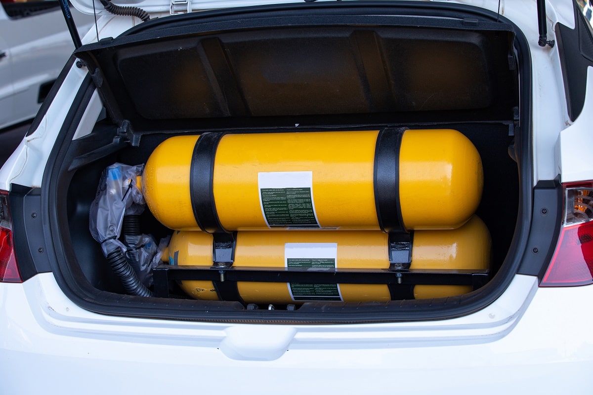 Imagem mostra kit de cilindros de gás no porta-malas do veículo - GNV para motorista de app vale a pena 