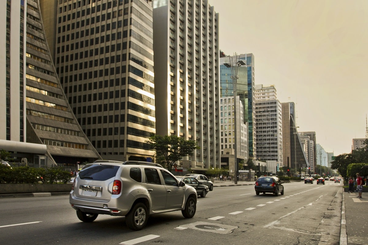 Avenida Paulista, em São Paulo, em uma tarde movimentada por diversos carros - Qual é o limite de ano do carro para trabalhar como motorista de app