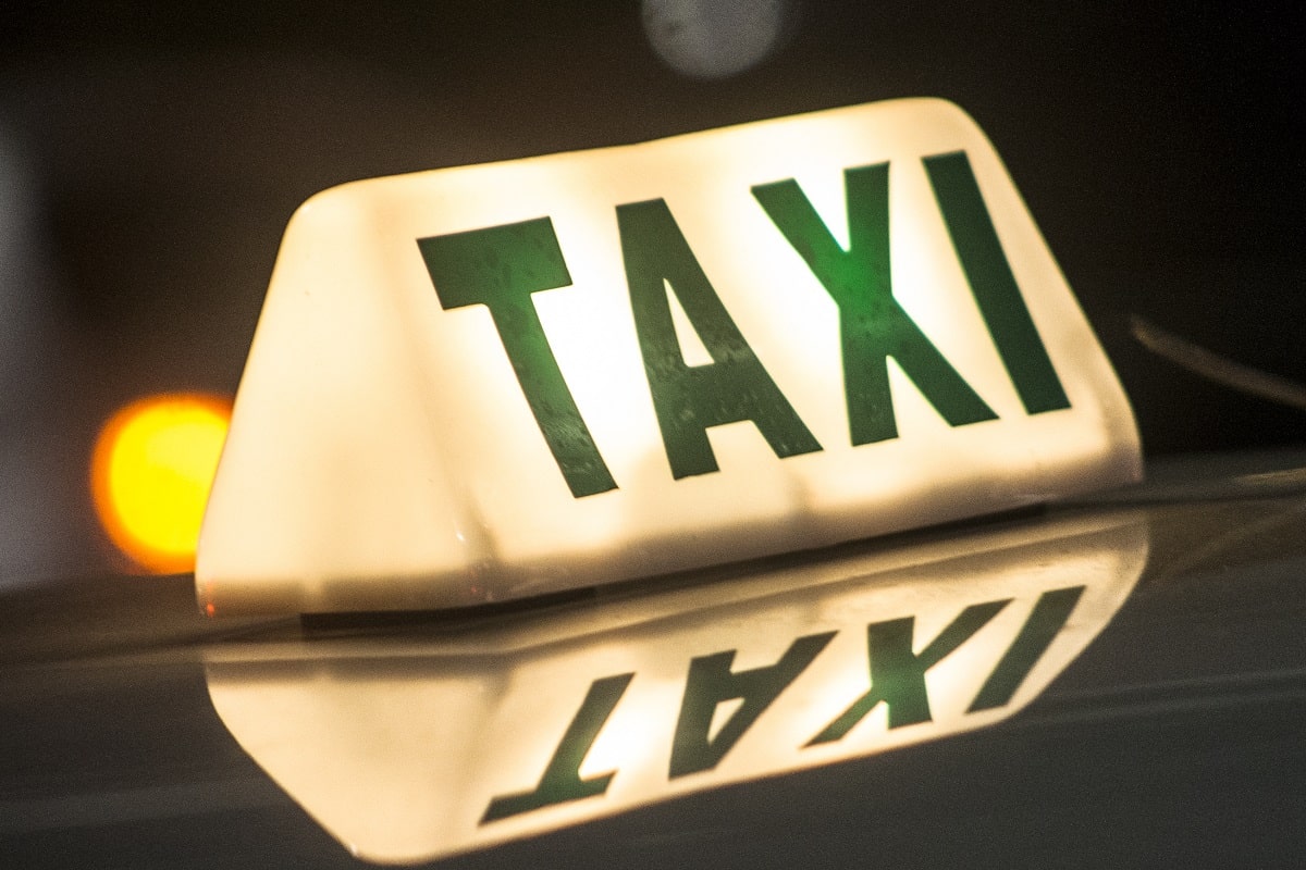 Imagem destaca a placa acesa que fica sobre o carro com a palavra táxi - modelos ideais de carros para taxista