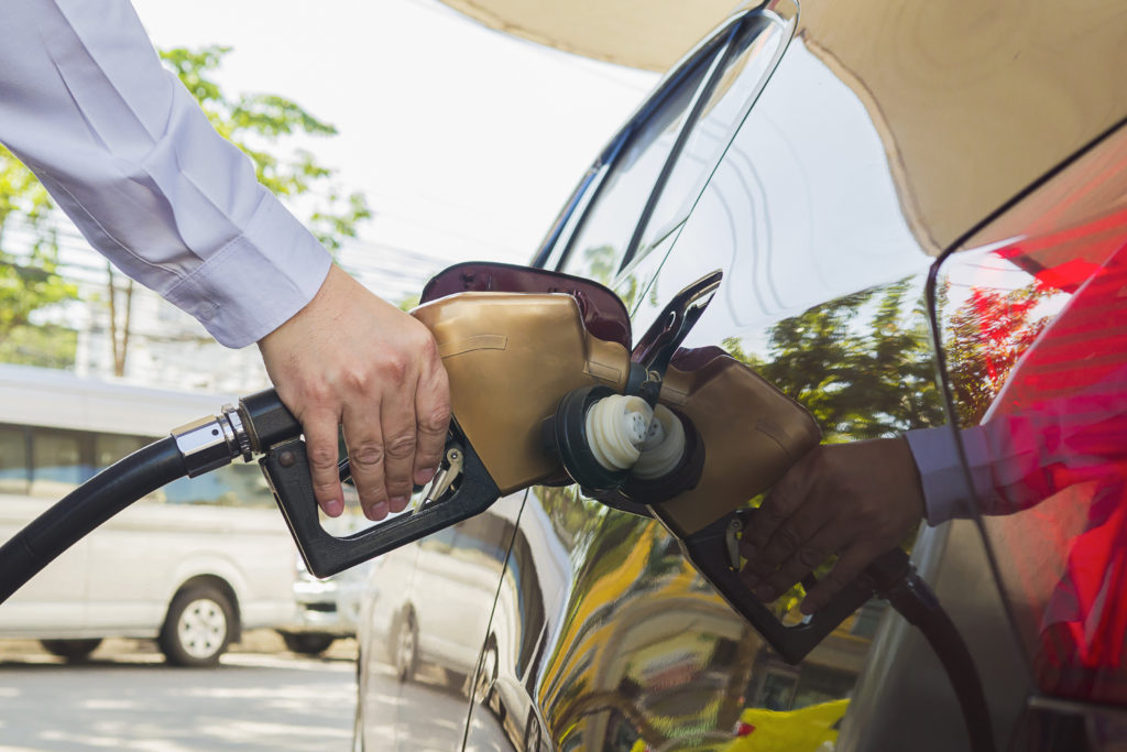 Na imagem há uma pessoa realizando o abastecimento do seu carro com uma gasolina que não está adulterada